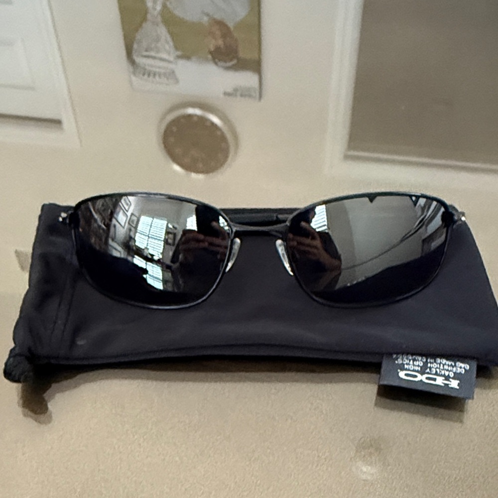 Oakley “Taper”  004074 Dark Gray Sunglasses.. bag included UNISEX
